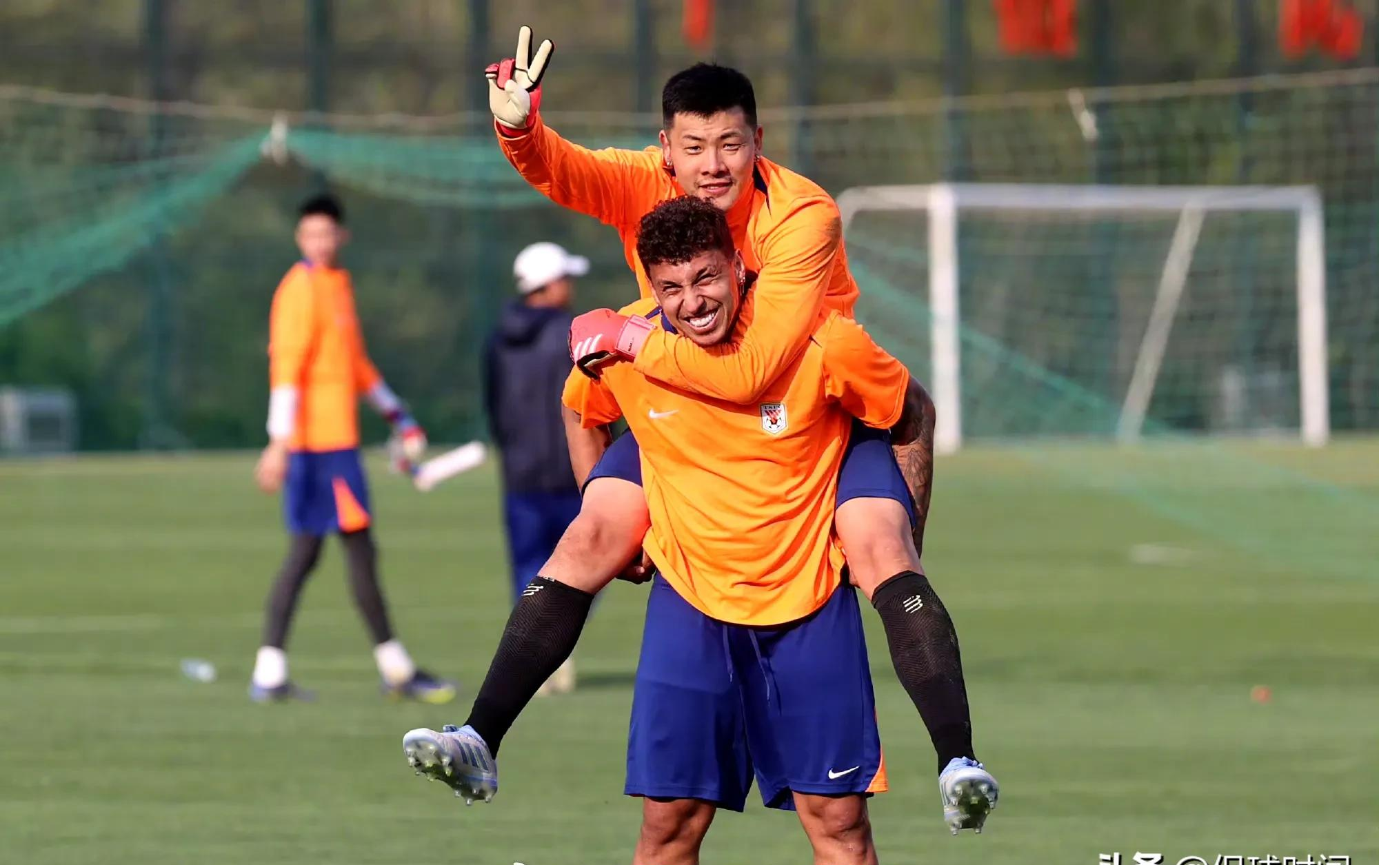 北京国安训练开放日；冲刺阶段官宣签约引欢呼；国王杯在即；身体对抗强度拉满的简单介绍-AYX SPORTS